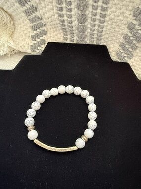 White Howlite Bead Bracelet with Gold Accent
